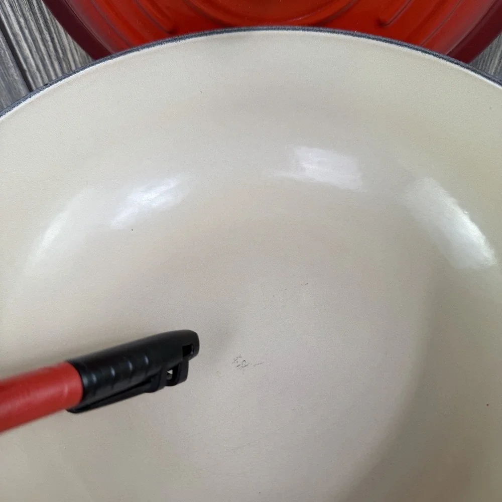 Le Creuset Signature Round Stew Pot 2.5 Qt Cerise Red Cast Iron 22cm Gold Knob